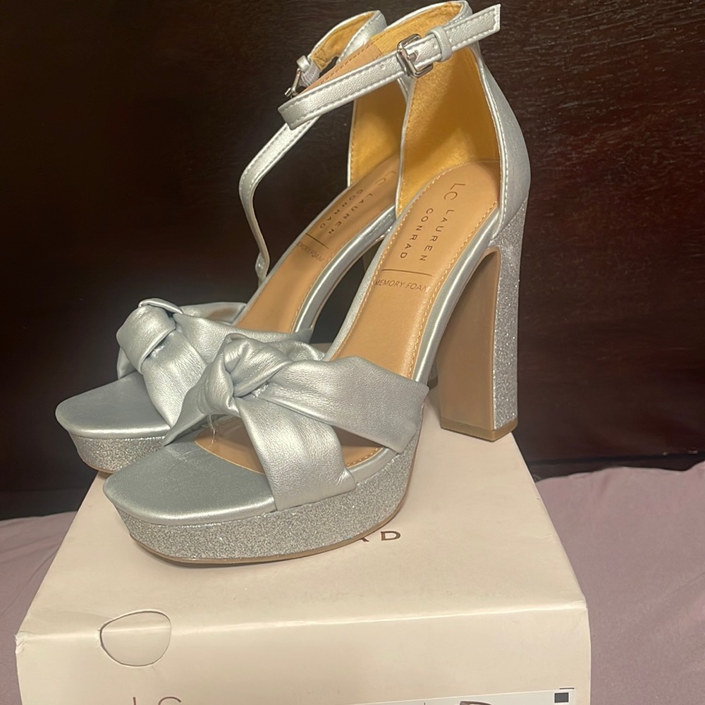 LC Lauren Conrad Caramelize Soft Knot Platform Heels
by LC Lauren Conrad